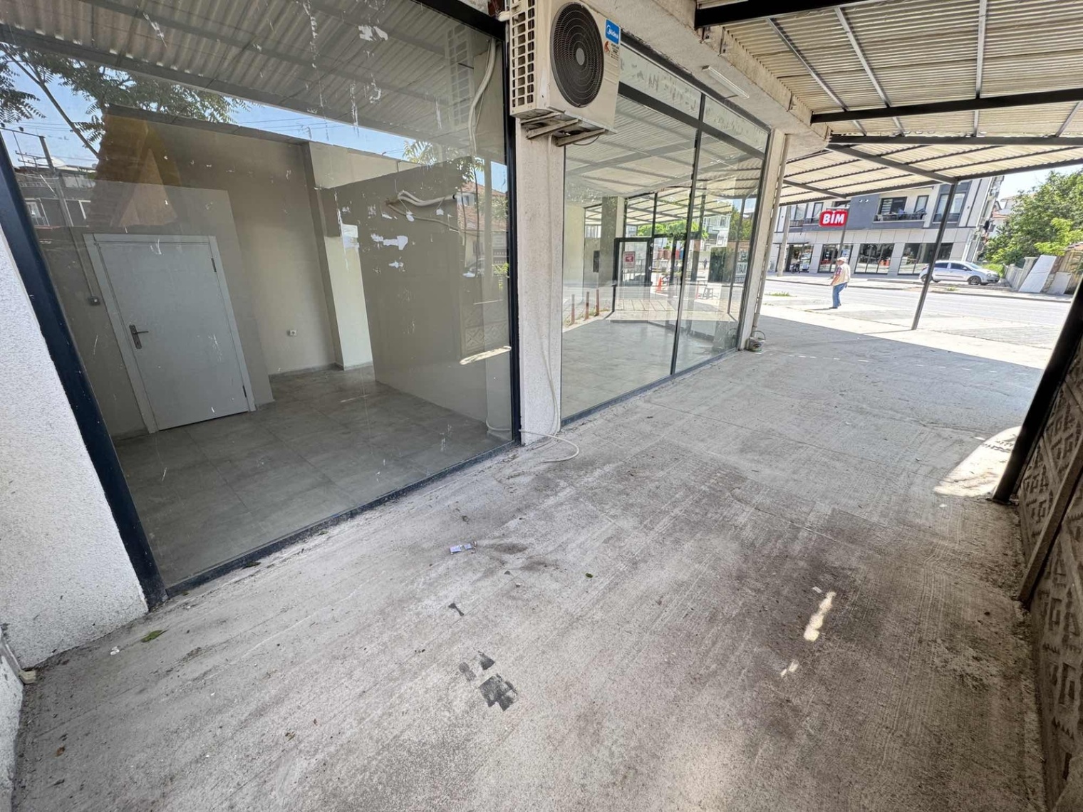 ADAPAZARI YENİGÜN MAH. KİRALIK 200 M2 ANA CADDE ÜZERİ DÜKKAN