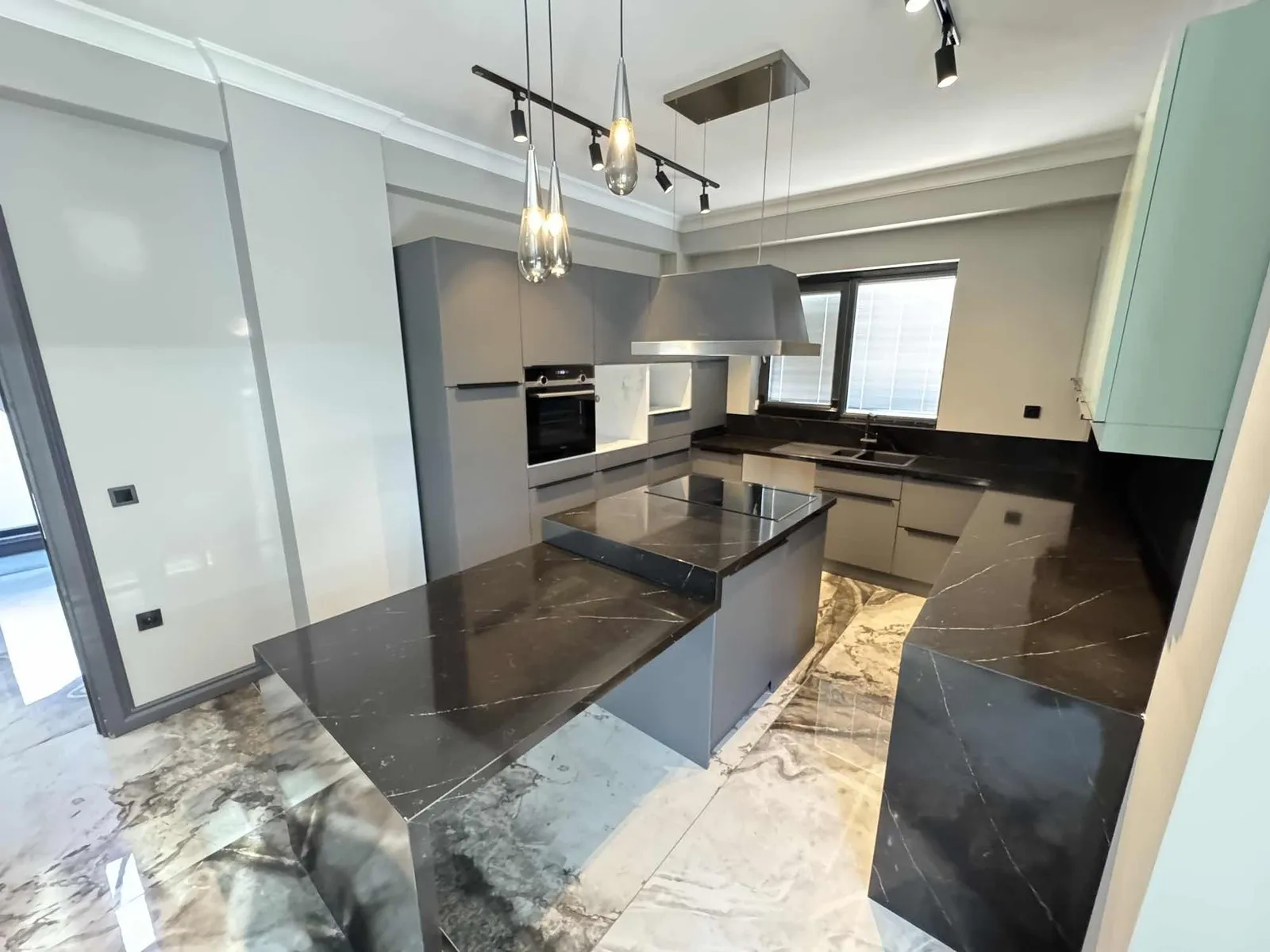 SERDİVAN VATAN MAH. SATILIK 5+1 350 M2 ULTRA LÜX TRİPLEKS VİLLA