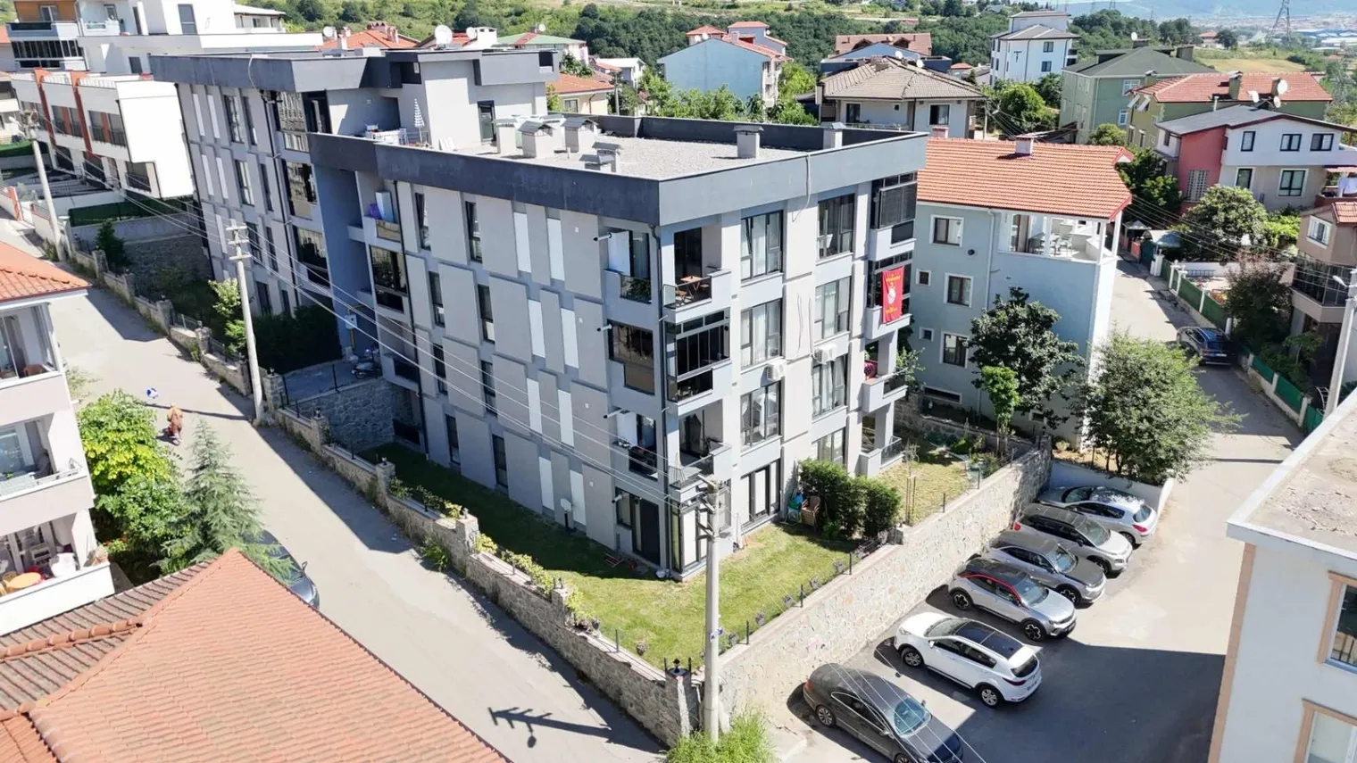 SERDİVAN BEŞKÖPRÜ MAH. MÜSTAKİL BAHÇELİ SATILIK 3+1 130 M2 DAİRE