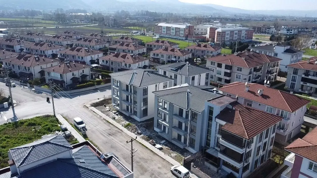 SERDİVAN KÖPRÜBAŞI MAH'DE SATILIK EBEVEYN BAN. SIFIR 2+1 DAİRE