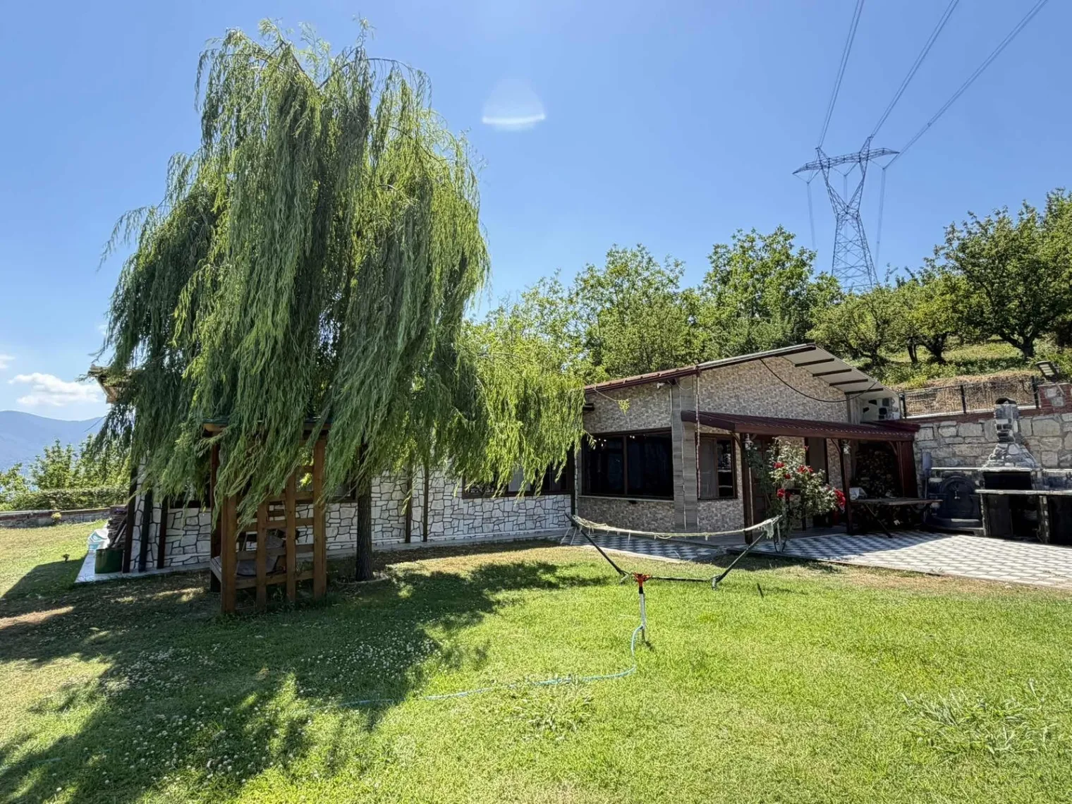 SERDİVAN YUKARIDEREKÖY MAH. GÖL MANZARALI 1865 M2 MEYVE BAHÇESİ