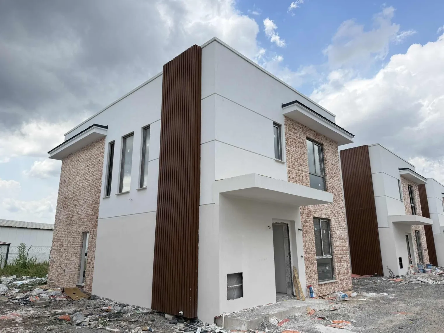 SERDİVAN YAZLIK MAHALLESİ SATILIK 4+1 200 M2 MÜSTAKİL VİLLALAR