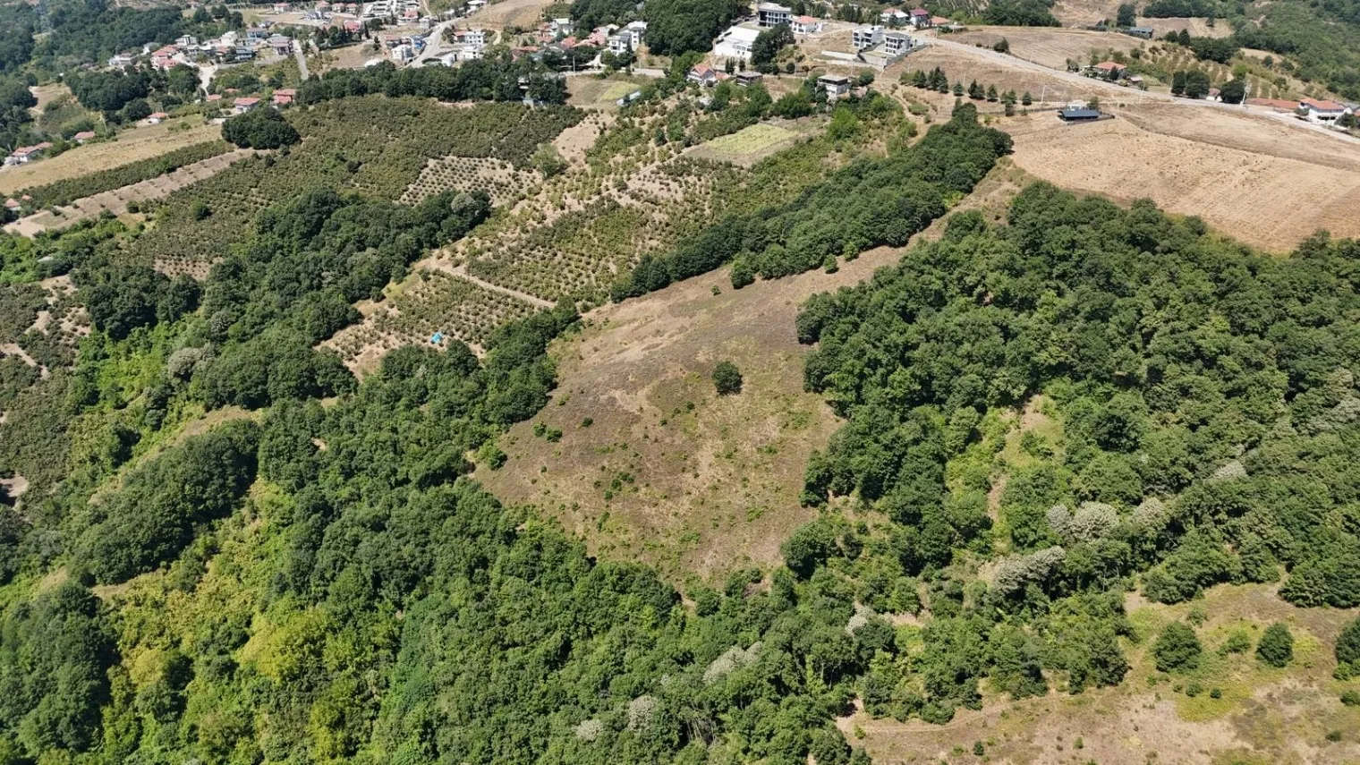 SERDİVAN ESENTEPE MAH. SATILIK 14.845 M2 GÖL MANZARALI TARLA
